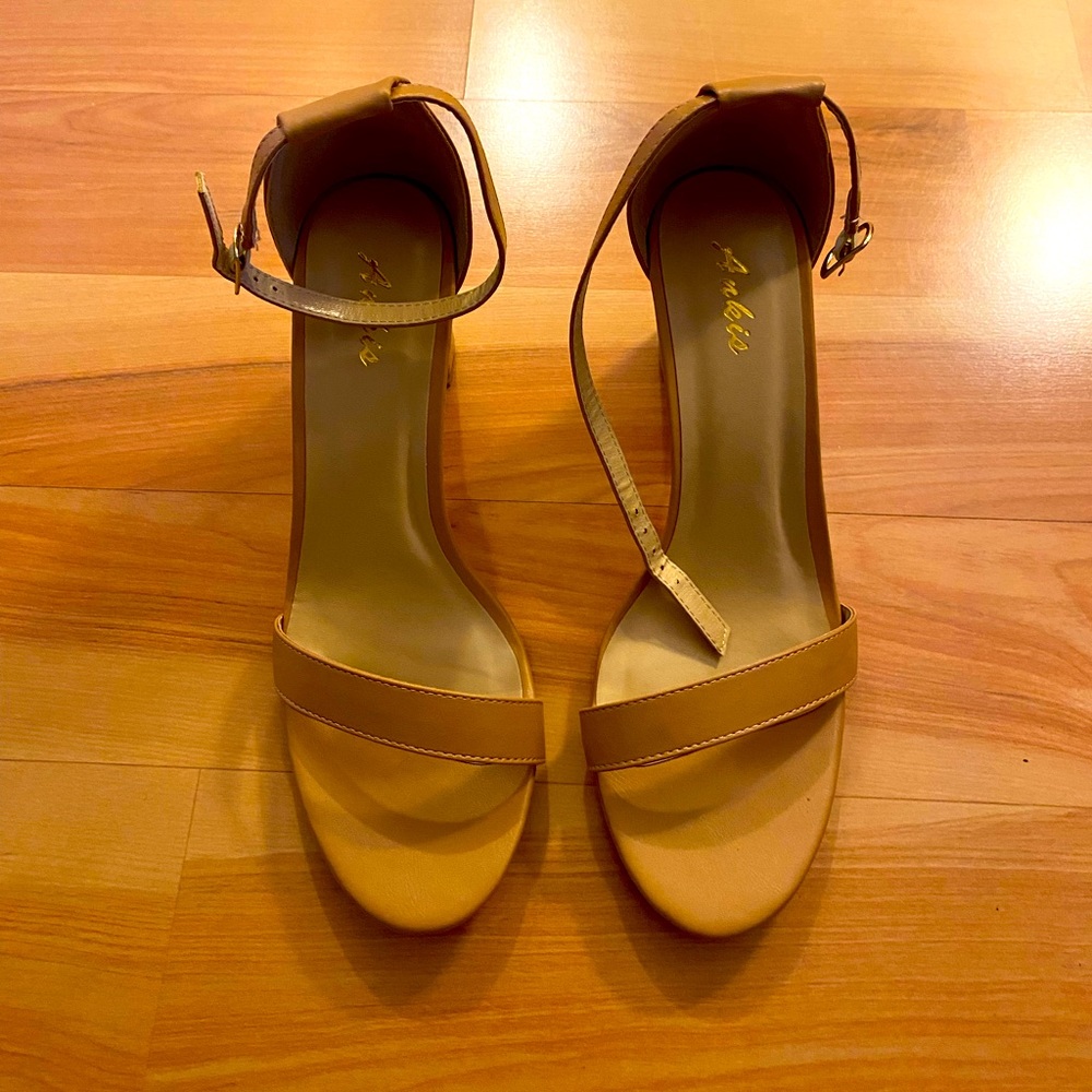 2.75 inch chunky nude heels/pumps